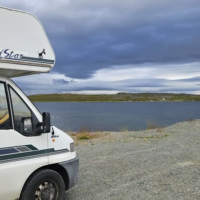 Yet another lakeside parkup in Norway
